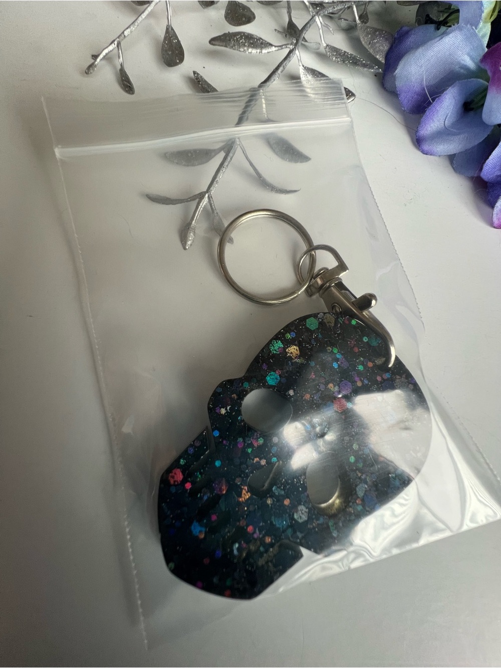 Black and Iridescent Glitter Skull Keychain Resin / goth Halloween - Picture 3 of 4